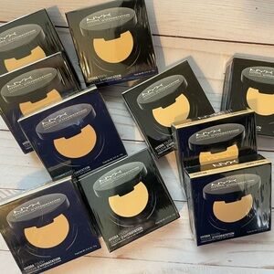 NYX Hydra Touch Powder in Black and Gold Packaging